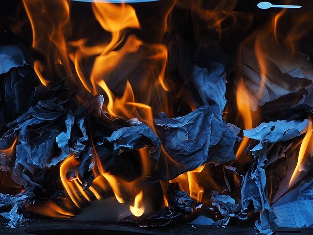 hořící papíry